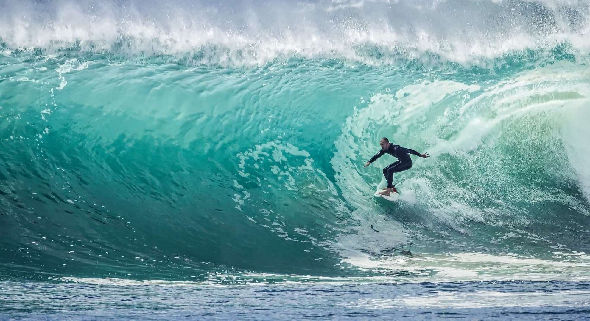 surfeur dans une vague